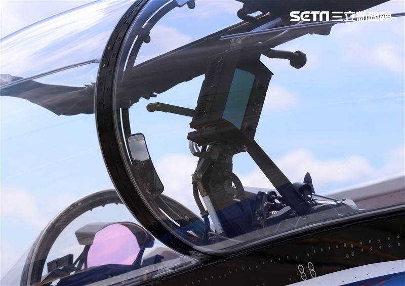 高教機「勇鷹」前為抬頭顯示器，後為「抬頭顯示複視器」。（記者邱榮吉/台中拍攝）