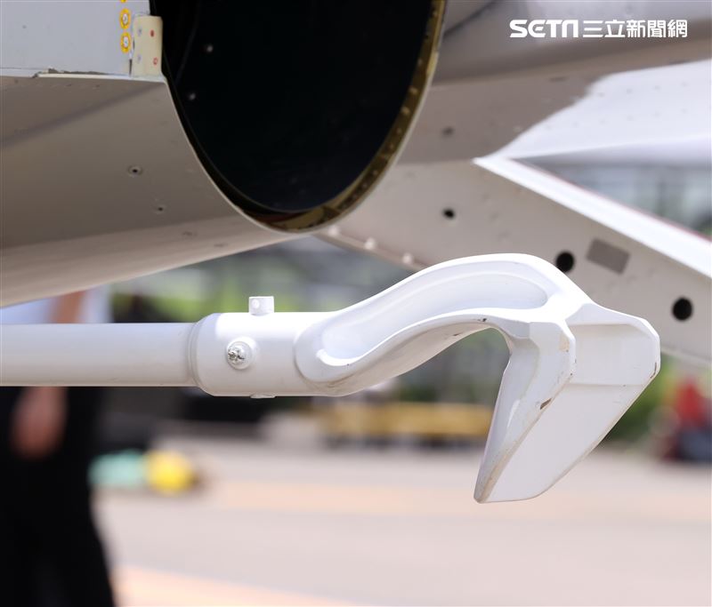 高教機「勇鷹」捕捉勾。（記者邱榮吉/台中拍攝）