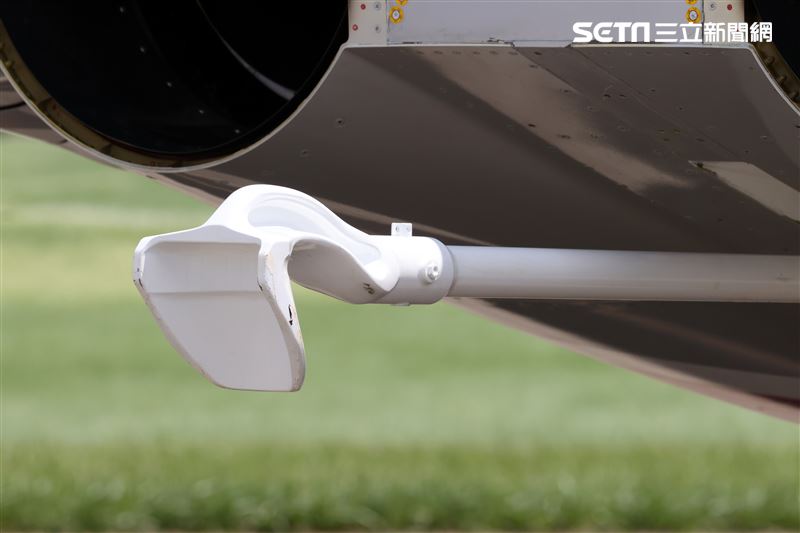 高教機「勇鷹」捕捉勾。（記者邱榮吉/台中拍攝）