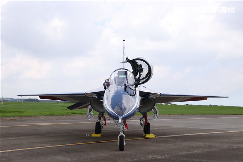 高教機「勇鷹」首飛英姿。（記者邱榮吉/台中拍攝）