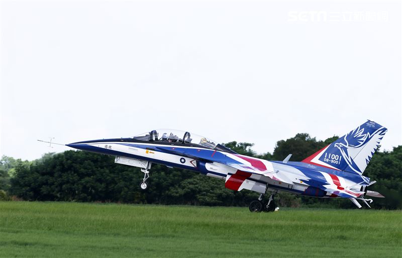 高教機「勇鷹」首飛完成任務精彩落地。（記者邱榮吉/台中拍攝）