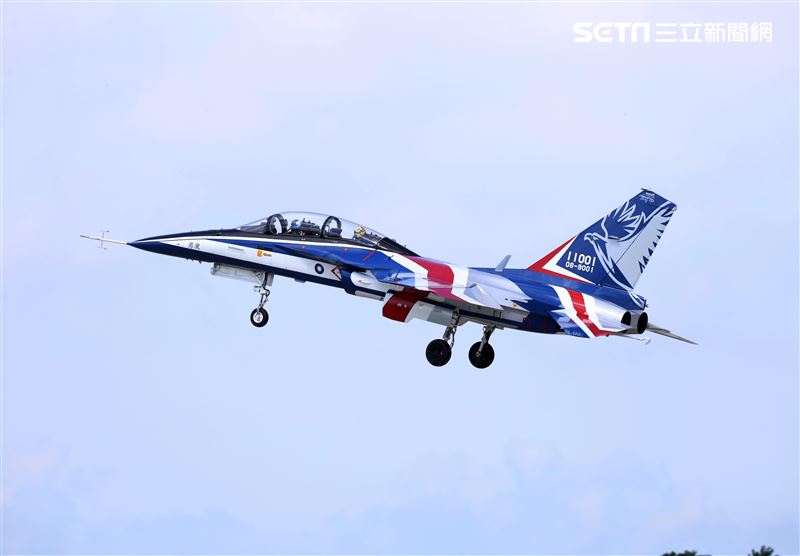 高教機「勇鷹」首飛英姿。（記者邱榮吉/台中拍攝）