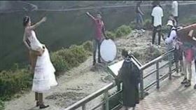  武陵.婚紗,新人,懸崖,玩命(翻攝自 中橫路況交通資訊站)
