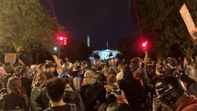 美國,佛洛依德,白宮,黑宮自治區,川普,示威者,抗議
https://twitter.com/kevincorke/status/1275259238940577792?ref_src=twsrc%5Etfw%7Ctwcamp%5Etweetembed%7Ctwterm%5E1275259238940577792&ref_url=https%3A%2F%2Fnewtalk.tw%2Fnews%2F