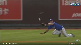▲林哲瑄飛撲美技沒收陽耀勳安打。（圖／翻攝自CPBLTV）