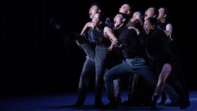 小燈泡事件為靈感創作　蔡博丞獲法頒新興編舞家丞舞製作團隊藝術總監蔡博丞是唯一一名在法國表演藝術專業評論協會第57屆2019/2020年度藝術家得獎名單中獲獎的亞洲編舞家，他在小燈泡事件發生後，觀察到人跟人之間所增加的距離感，啟發了舞作「怒」的創作靈感。（丞舞製作團隊提供）中央社記者趙靜瑜傳真　109年6月23日