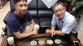 北市彩繪人孔蓋驚豔翻轉城市美學台北市彩繪人孔蓋驚豔大眾，背後靈魂人物為市府水利處的陳郭正（右）與林得雄（左），陳郭正說，「東西好，就有無限可能」，大眾看到就會有一種「對！就是這個！」的心情，優秀的設計力渲染開來，自然帶動民眾審美層次，也才能讓公共政策融入生活。中央社記者陳怡璇攝　109年6月23日