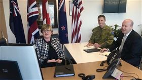 美、澳、紐、加、英「五眼聯盟」國防部長舉行視訊會議後發表聯合聲明指出，支持抵抗惡意活動並確保印太地區自由開放。圖為澳洲國防部長雷諾茲（左）與其他4國國防部長視訊開會。（圖取自twitter.com/lindareynoldswa）