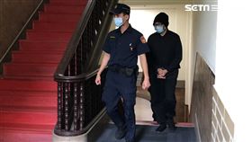 ▲頂著高溫36度，秦偉依舊毛帽、厚外套和長褲，戴著口罩出庭。（圖／記者楊佩琪攝）