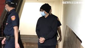 ▲頂著高溫36度，秦偉依舊毛帽、厚外套和長褲，戴著口罩出庭。（圖／記者楊佩琪攝）