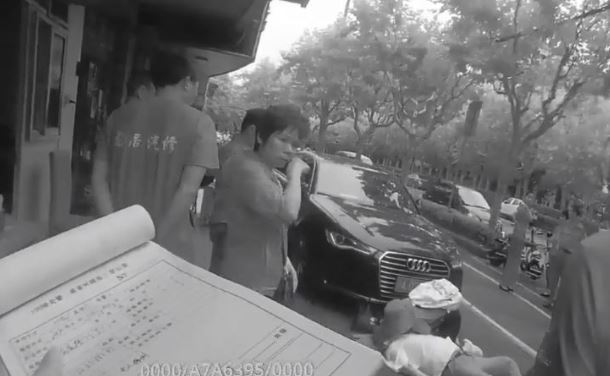 阿公路倒　陌生妹大哭做CPR：醒醒