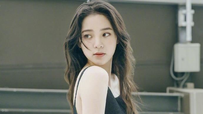 疑得罪工作人員　歐陽娜娜被潑滿臉水