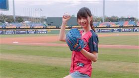 圍棋女神黑嘉嘉曾經幫中信兄弟開過球。（圖／翻攝自黑嘉嘉粉絲團）