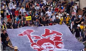 民間人權陣線擬於7月1日舉行年度大遊行，除延續「反送中」訴求，也將聚焦反對訂定「港區國安法」。圖為香港2019年七一大遊行大批民眾合力拉開巨型布條。（中央社檔案照片）