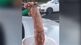 點星冰樂超難吸！他開蓋撈出「深褐色棉條」…崩潰吐了（圖／翻攝自推特）