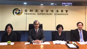 疫情影響台灣金融3業 黃天牧：下半年獲利有信心金管會主委黃天牧（左2）24日上午率領一級主管接受媒體聯訪，包括證期局長張振山（右1）、銀行局長莊琇媛（右2）、保險局長施瓊華（左1）。中央社記者劉姵呈攝　109年6月24日