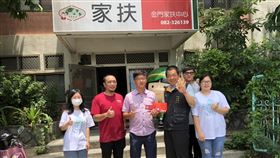 牛排店業者傳愛　送金門家扶兒童餐券知名台式牛排店金門民族店負責人李鍾靈（左3），24日贈送金門家扶中心100張排餐招待券，鼓勵這些兒童向學，將來回饋社會，並由家扶中心主任李桂平（左4）代表接受。中央社記者黃慧敏攝　109年6月24日