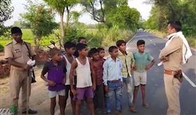 近日就有10個印度兒童，徒步行走在高速高路上，結果警察上前盤查，他們竟然表示要前往邊界「教訓解放軍」！為死去的印度士兵復仇（翻攝自《News18》YouTube）