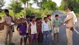 近日就有10個印度兒童，徒步行走在高速高路上，結果警察上前盤查，他們竟然表示要前往邊界「教訓解放軍」！為死去的印度士兵復仇（翻攝自《News18》YouTube）