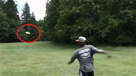 影／神技！飛盤穿越樹林精準進網 飛盤高爾夫,Philo Brathwaite,Sports Center 翻攝自IG sportscenter