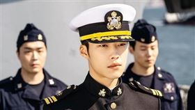 憑藉《The King：永遠的君主》爆紅的禹棹煥傳12天後入伍。（圖／翻攝自韓網）