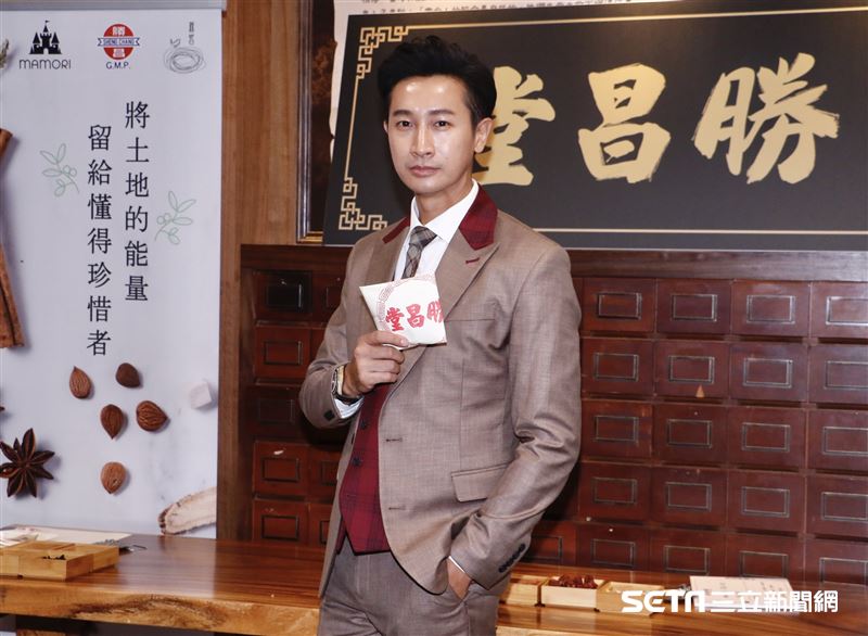 大元、Darren邱凱偉演出一對，在中藥行相戀。（圖／記者林聖凱攝影）