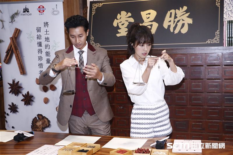大元、Darren邱凱偉演出一對，在中藥行相戀。（圖／記者林聖凱攝影）