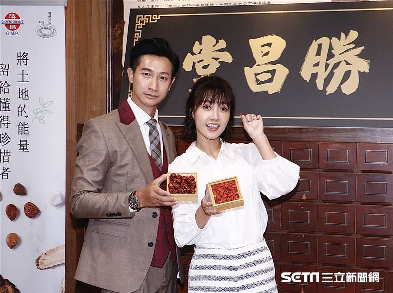 大元、Darren邱凱偉演出一對，在中藥行相戀。（圖／記者林聖凱攝影）