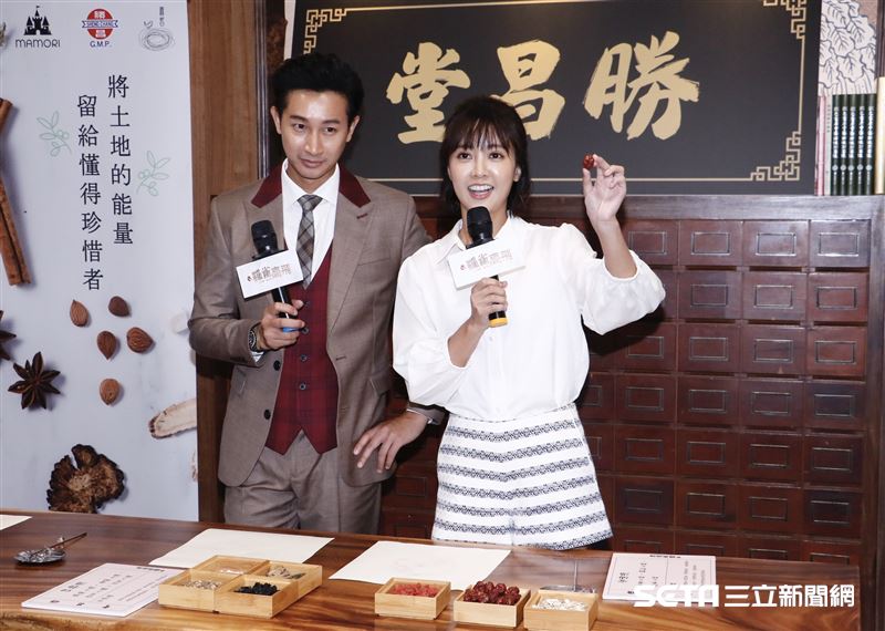 大元、Darren邱凱偉演出一對，在中藥行相戀。（圖／記者林聖凱攝影）