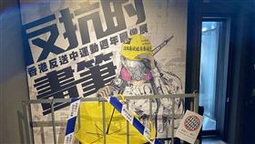 台灣漫畫基地推香港反送中運動週年圖像展台灣漫畫基地24日起舉辦「反抗的畫筆–香港反送中運動週年圖像展」，展出與反送中運動相關圖像創作，展場主視覺「女勇武」是由香港漫畫家芥蘭炒雞蛋所繪。中央社記者陳秉弘攝　109年6月24日