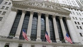 疫情拉警報  美股3大指數跌逾2%全美疫情拉警報，美股3大指數當地時間24日跌幅都超過2%，創近兩週來最糟表現。圖為紐約證券交易所。中央社記者尹俊傑紐約攝  109年6月25日