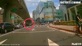 內湖,車禍,機車,搶快,闖紅燈,違規左轉　翻攝畫面