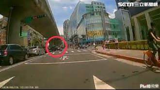 騎士搶快被撞　路人遭噴飛機車撞斷腿