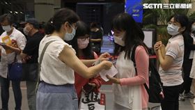 曹雅雯演唱會前量體溫、全場戴口罩。（圖／記者林聖凱攝影）