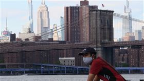 紐約等3州防疫  要求外州訪客隔離14天紐約與鄰近的新澤西、康乃狄克州防範疫情回溫，當地時間24日宣布疫情嚴重的外州居民抵達後須自主隔離14天。圖為紐約市布魯克林大橋公園民眾配戴口罩。中央社記者尹俊傑紐約攝  109年6月25日