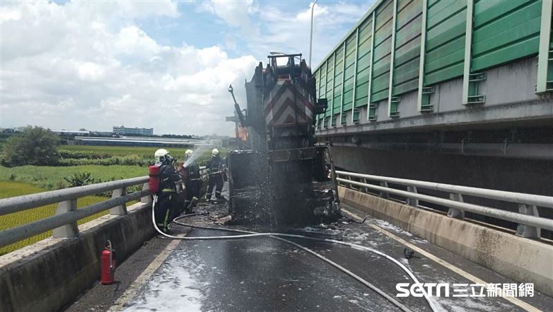 台61線工程吊車起火　濃煙直竄天際