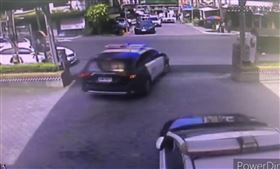 孩童父母開車至所前，母親下車向警求助