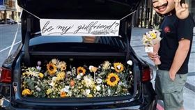 癡情男衝高雄！「後車廂塞滿花」告白失敗　網笑：冥婚嗎？（圖／翻攝自爆廢公社臉書）