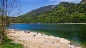 湖邊，湖泊，玩水（示意圖／翻攝自pixabay）