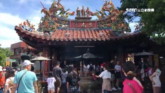 南投紫南宮人潮滿　刮刮樂「燒滾滾」