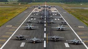 美日聯軍31架戰機「大象漫步」震撼畫面曝（圖／翻攝日本三澤空軍基地臉書）