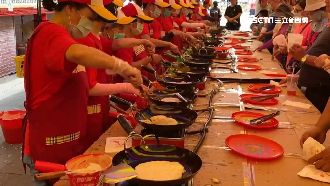 鹿港端午必吃煎堆　20枚鍋火力全開