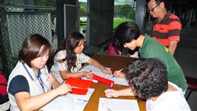 蘇迪勒風災造成烏來、新店山區重創 賴涵婷（左2）在災區發放慰問金。（圖／翻攝自新北市府官網）