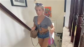 ▲女友一回家，竟然發現玄關放著一雙女用涼鞋，樓梯上還散落女性內衣褲，不禁心中火起。（圖／Biagio Lazaric　授權）