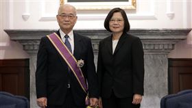 中研院士陳定信(翻攝自蔡英文臉書)