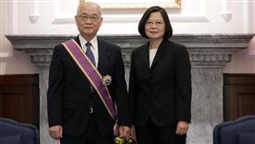 2018年7月19日頒授陳定信院士景星勳章。（圖／翻攝自蔡英文臉書）
