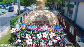 ▲『遊．童花』裝置展系列作品，坐落在竹東客家大鎮火車站。（圖／新竹縣政府文化局提供）