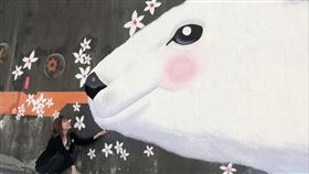 ▲以牛奶罐灑落的概念，將油桐花雨比擬為雪白的牛奶，相當別出心裁的設計。（圖／新竹縣政府文化局提供）