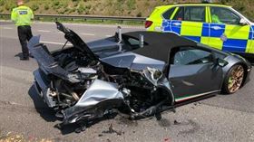 ▲全新超跑20分鐘就被追撞。（圖／翻攝自推特）