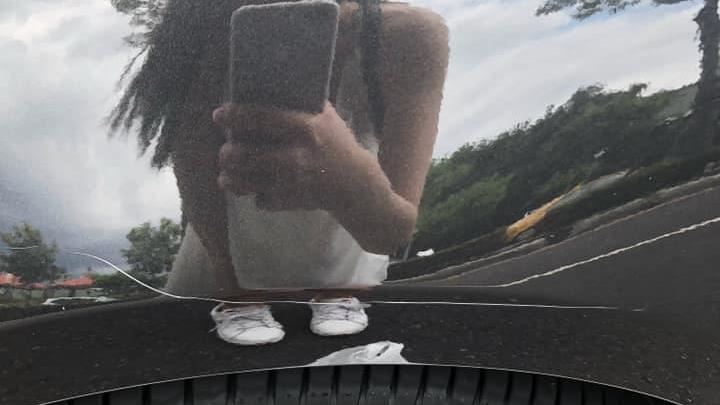 長髮妹愛車被刮　鄉民看反射畫面嗨了